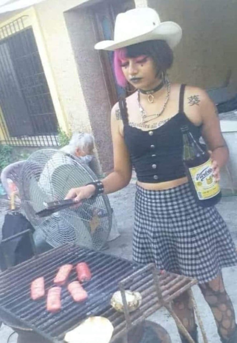 dizziibee's tweet photo. @Boogalizer I'm puttin sumn on the grill. Who want a plate? https://t.co/eAPO43nTZs