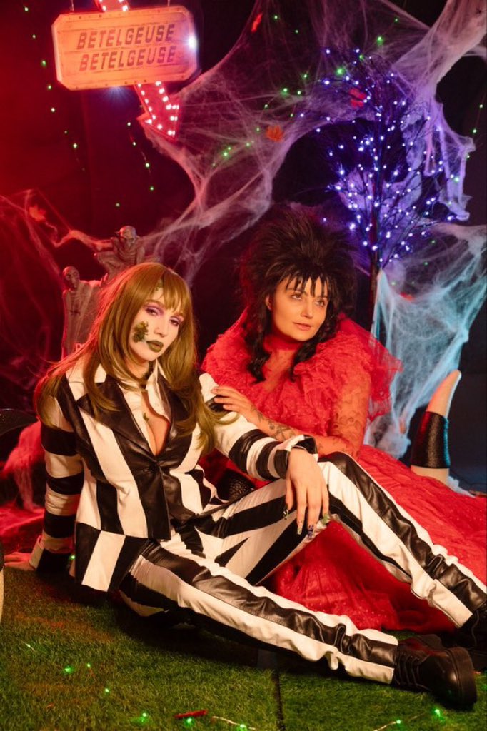 kendraSundrdfs's tweet photo. IT’S SHOWTIME 🪲🧃🪦
Betelgeuse &amp; Lydia Deetz @adriaxxrae ⚰️📕
Beetlejuice (1988) 💚💜 

#kslibrarygirl #kendrasunderland #beetlejuice #halloween #costume https://t.co/ZPaT0yQdmL