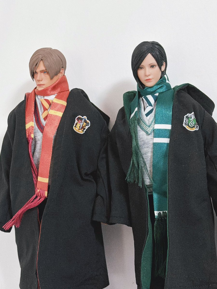KongMo_Lost's tweet photo. I’ve actually been debating for a long time whether Ada Wong would be a Ravenclaw or a Slytherin, but in the end, I chose the Slytherin robes for her.

Ada is highly intelligent, independent, cautious, and extremely protective of herself. As a spy, she is accustomed to manipulating information, keeping her true identity hidden, and never revealing more than she needs to. She is ambitious and goal-oriented, and she always seems to have a clear idea of what she wants and how far she is willing to go to achieve it.

But to me, that doesn’t mean she is simply cold or morally detached. Ada has her own principles, and her loyalty has never truly belonged to any organisation. She is ultimately loyal to her own choices, her own judgement, and the few people she genuinely cares about. In Resident Evil 6, for example, she repeatedly chooses to help and protect ordinary people, even when she has no obligation to do so.

What I find especially interesting about Ada is that she doesn’t need to be completely selfless to be compassionate. She can be calculating, secretive and fiercely protective of herself, while still choosing to do what she believes is right. Her morality isn’t about blindly following a cause or an organisation; it comes from her own judgement.

And that is why I ultimately see her as a Slytherin. Her intelligence, ambition, resourcefulness, independence and strong sense of self all feel very Slytherin to me — not because Slytherin means being ruthless, but because it values knowing what you want, relying on yourself, and having the determination to pursue your own path.

Leon, on the other hand, was never really in question. His name and his character say it all. 🦁

To me, Leon isn’t someone who believes in justice simply because he believes the world is a good place. Quite the opposite. After Raccoon City, countless bioterrorist incidents, and years of navigating the complicated conflicts between governments and organisations, he knows very well that the world is far from perfect. And yet, he still chooses to protect others, seek the truth, and take responsibility for his own choices.

For Leon, “I’m willing to take responsibility, but I won’t abandon my own judgement simply because I’m told to follow an organisation” seems to have always been an important principle.

This becomes especially clear in his relationship with Ada. In Resident Evil 2, he knows that Ada is hiding her true identity and gradually realises that her actions conflict with his own mission, yet he never simply sees her as an enemy who must be eliminated. In Resident Evil 4, even when Ada is carrying out a mission that conflicts with his own, he still doesn’t completely condemn her as a person. When Ada eventually takes the Amber, Leon chooses to trust her judgement, even though he knows what that could mean.

By Resident Evil 6, this way of thinking becomes even more apparent. When Chris believes that “Ada” is responsible for the tragedy and tries to treat her as an enemy, Leon confronts Chris and chooses to protect the Ada he knows. He isn’t simply “taking a woman’s side”; based on the information available to him and his own judgement, he refuses to abandon that judgement simply because someone else has reached a different conclusion.

Ironically, the “Ada” they were dealing with really wasn’t Ada at all, but Carla. Yet that doesn’t invalidate Leon’s decision at the time. He made his judgement based on limited information, his long history with Ada, and what he understood of the situation.

That, to me, is what makes Leon so Gryffindor. It isn’t that he always makes the right choice. It’s that even when he might be wrong, he is still willing to stand by his judgement and accept the consequences of his choices.
#aeon #REBHfun #residentevil