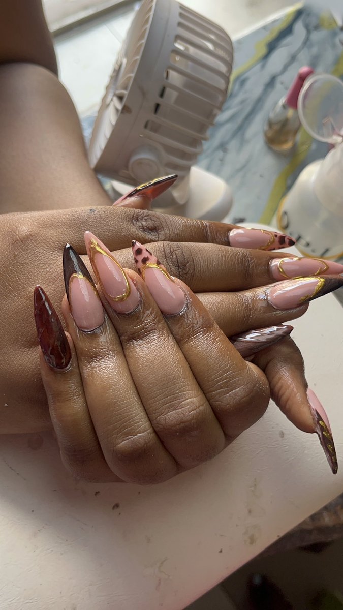 https_priscaa's tweet photo. hair- tea! 
nails- tea! 
happy birthday month to me, the countdown comes to an end soon 🥹 https://t.co/t7H6RKyajk