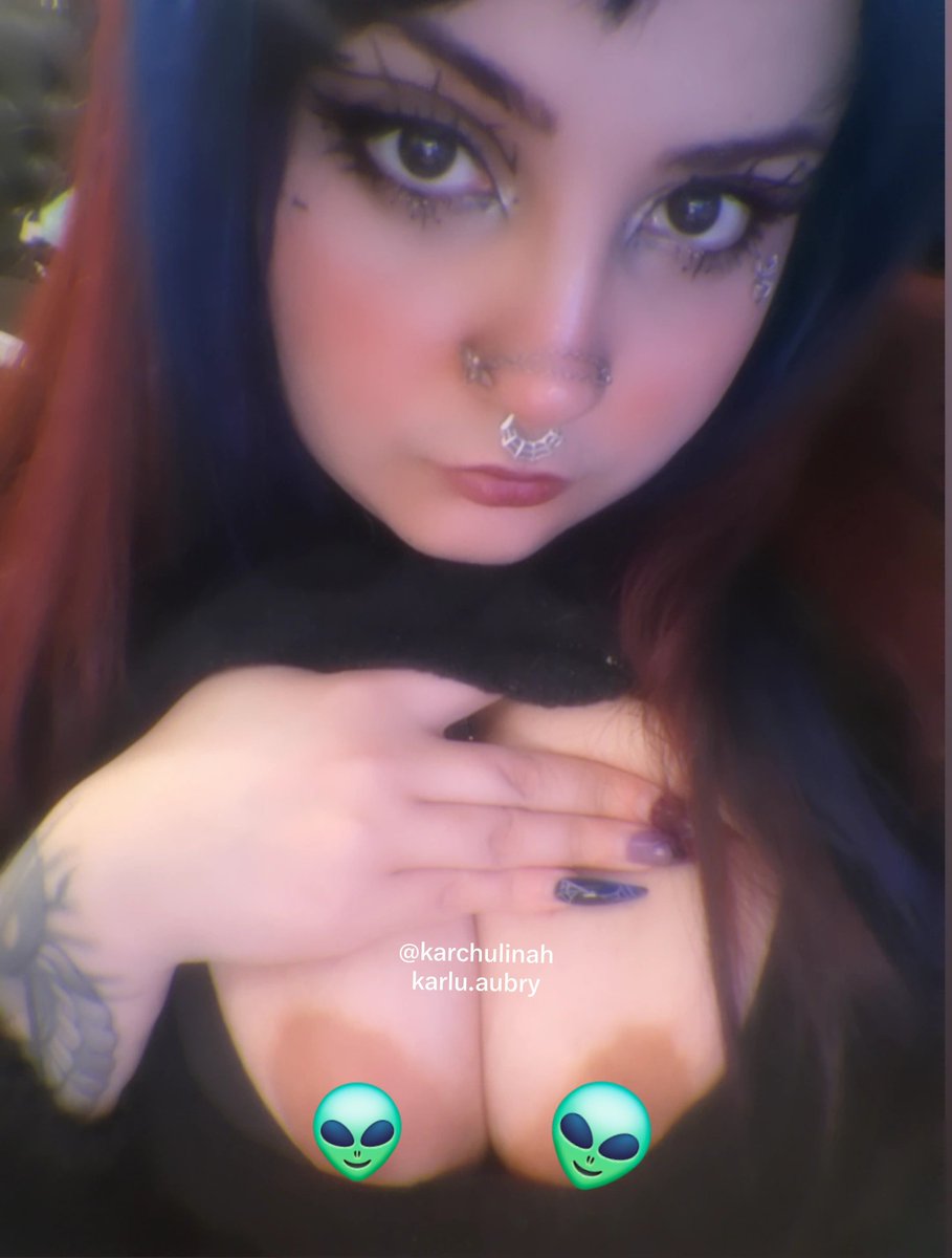 karchulinah's tweet photo. Holi👽 Muy temprano? Sexualizandome 🫦 parte 34(?
Es del otro dia, re colgue en subir, hacia frio asi q estaba abrigada pero en tetas👉🏻👈🏻 ahr.. 
Vieron que tengo un don para poner los aliens en el momento justo del video? 🥺O los aman o los odian 🤣
https://t.co/aKFlkumUCZ https://t.co/K07p6Ajr1A