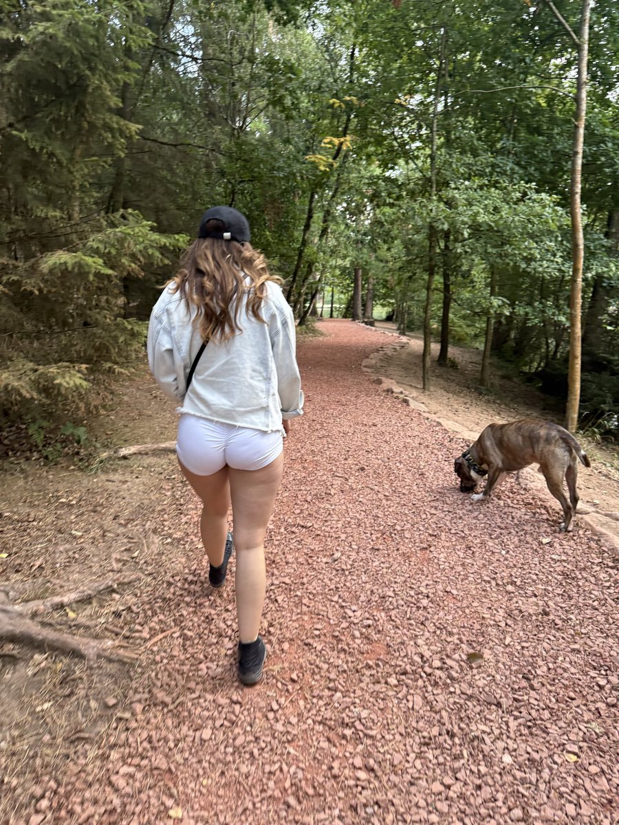 juliawxoxo's tweet photo. Who wants to come on a dog walk with me? https://t.co/z5aNKrcEht