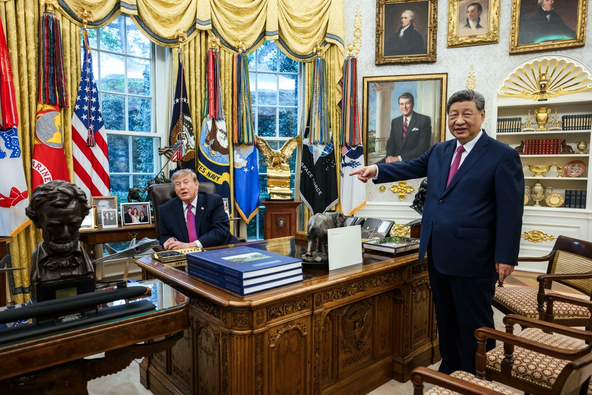 zhao_dashuai's tweet photo. President Xi pointing out how it is a noob move in mafia lore to sit with your back towards the window. https://t.co/451jFlcwhF