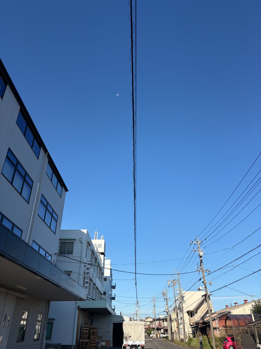 kinoseprinting's tweet photo. 10/2（金）愛知県春日井市
2日連続の青空スタート
月も見えます
昨日も清々しい秋晴れで久しぶりに日光をたくさん浴びた気がします
朝晩の冷え込みが徐々に強まっているので寒いのが嫌いな自分としては嫌な季節が始まります
週末頑張ります
#企業公式が毎朝地元の天気を言い合う
#企業公式つぶやき部 https://t.co/TA9sWoPLkO
