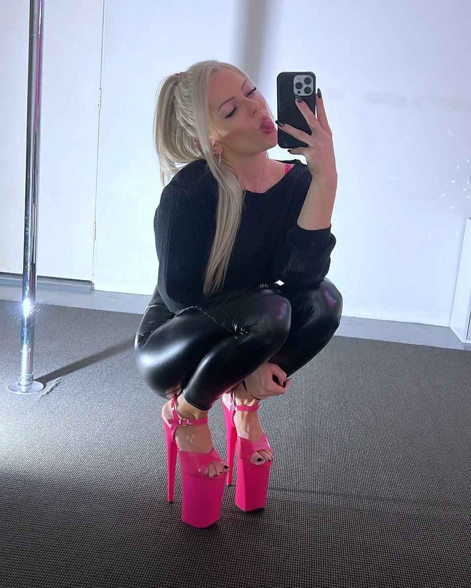 realsandraflow1's tweet photo. I asked ChatGPT to write me a caption for this post and it came up with: “Standing tall, even when I’m squatting!” I love it 😂😂 https://t.co/hejcrvSS6a