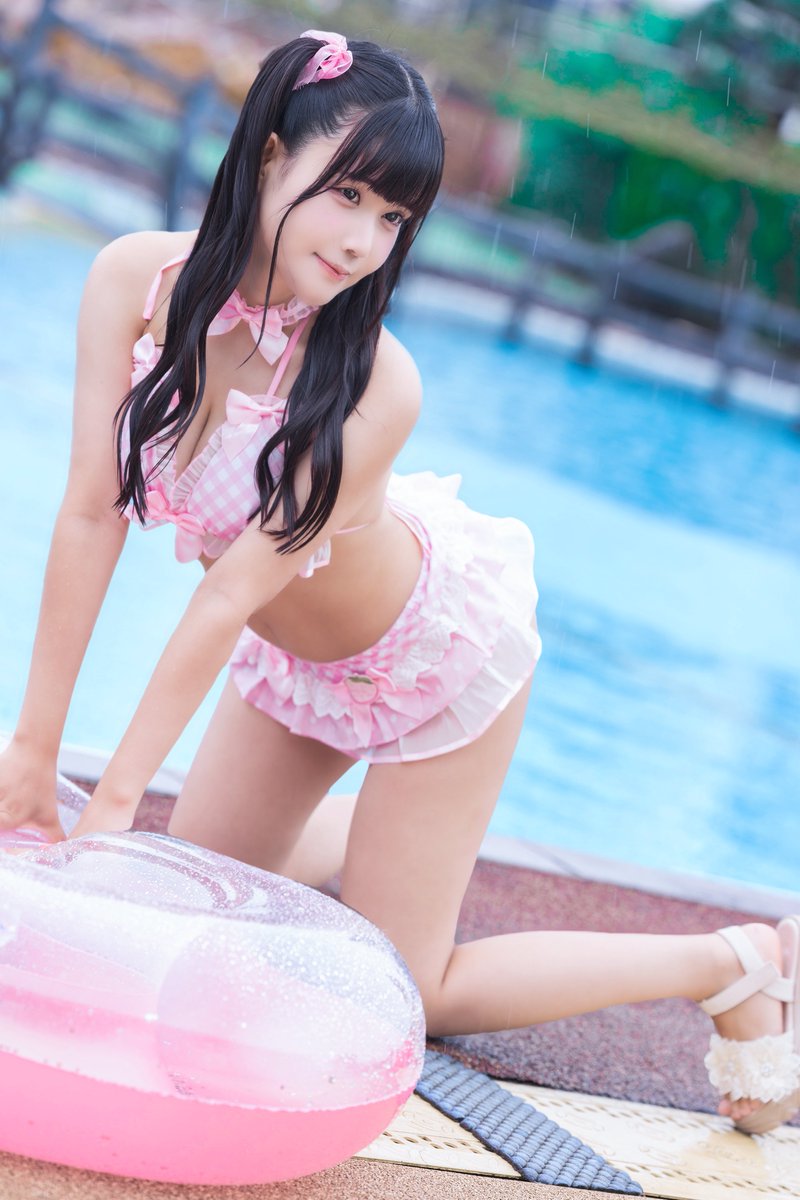 nekorika_cos's tweet photo. #近代麻雀水着祭2026 に
初出演させていただきました！👙🏖️
猫宮りりかです😽🐾

身長153cm、生まれてからずーっと黒髪🖤
イラストと綺麗な文字を書くことが得意です✍🏻🎨
そしてかなりのゲームオタクです🎮💕

雨の中で大変な状況にもかかわらず、会いに来てくださった皆さま、沢山撮影してくださった皆さま、本当にありがとうございました🥹☔️🤍

憧れだったキンマーに出演できたこと、皆さまと過ごせた時間も含めて一生忘れない大切な宝物です💎✨

こんなに貴重な経験をさせていただけたことに、心から感謝しています🌷

まだ活動を始めたばかりの駆け出しですが、
もっともっと成長してまた皆さまに会えるようにこれからも頑張ります！

よろしくお願いします😽🫶🏻💕

#いかなきゃキンマー