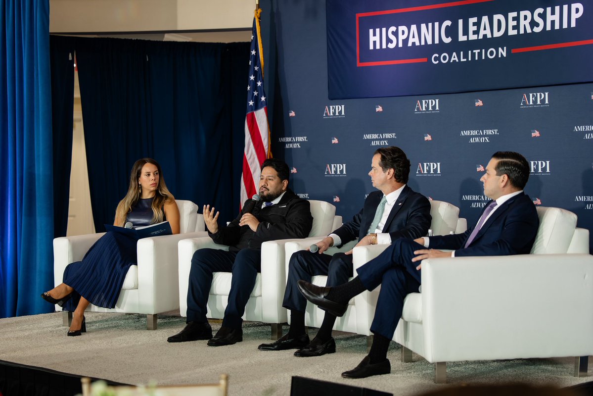 USAmbassadorPAN's tweet photo. Me uní a la Cumbre de Liderazgo Hispano de @A1Policy en Miami junto al embajador de Estados Unidos en Perú, @USAmbPeru, y el subsecretario adjunto de Guerra para Asuntos de Seguridad de las Américas, @jmhumire, para conversar sobre cómo un Hemisferio Occidental seguro protege nuestra patria.

Bajo el presidente Trump, Estados Unidos está asegurando la frontera, desmantelando redes narcoterroristas y contrarrestando la influencia maligna en el hemisferio.

La era de ignorar a las Américas terminó. 🇺🇸