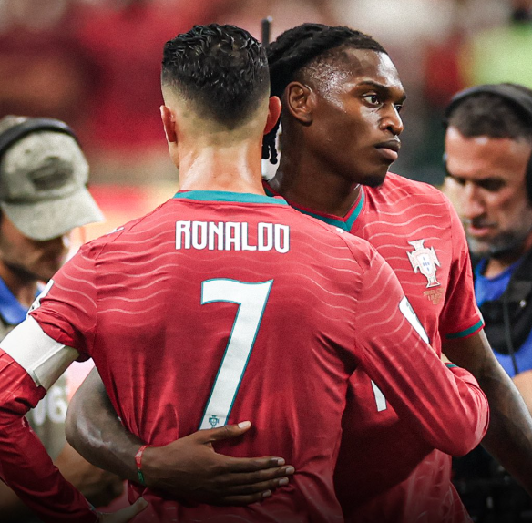 Cr7stianismo_'s tweet photo. 🚨La federación de Portugal intentó evitar que los jugadores más amigos de Cristiano Ronaldo, como Rafael Leao, Renato Veiga, Diogo Costa o Joao Félix, hablasen en rueda de prensa.

Son unos hijos de puta, federación mediocre, selección mediocre. https://t.co/BxrGTI6anR