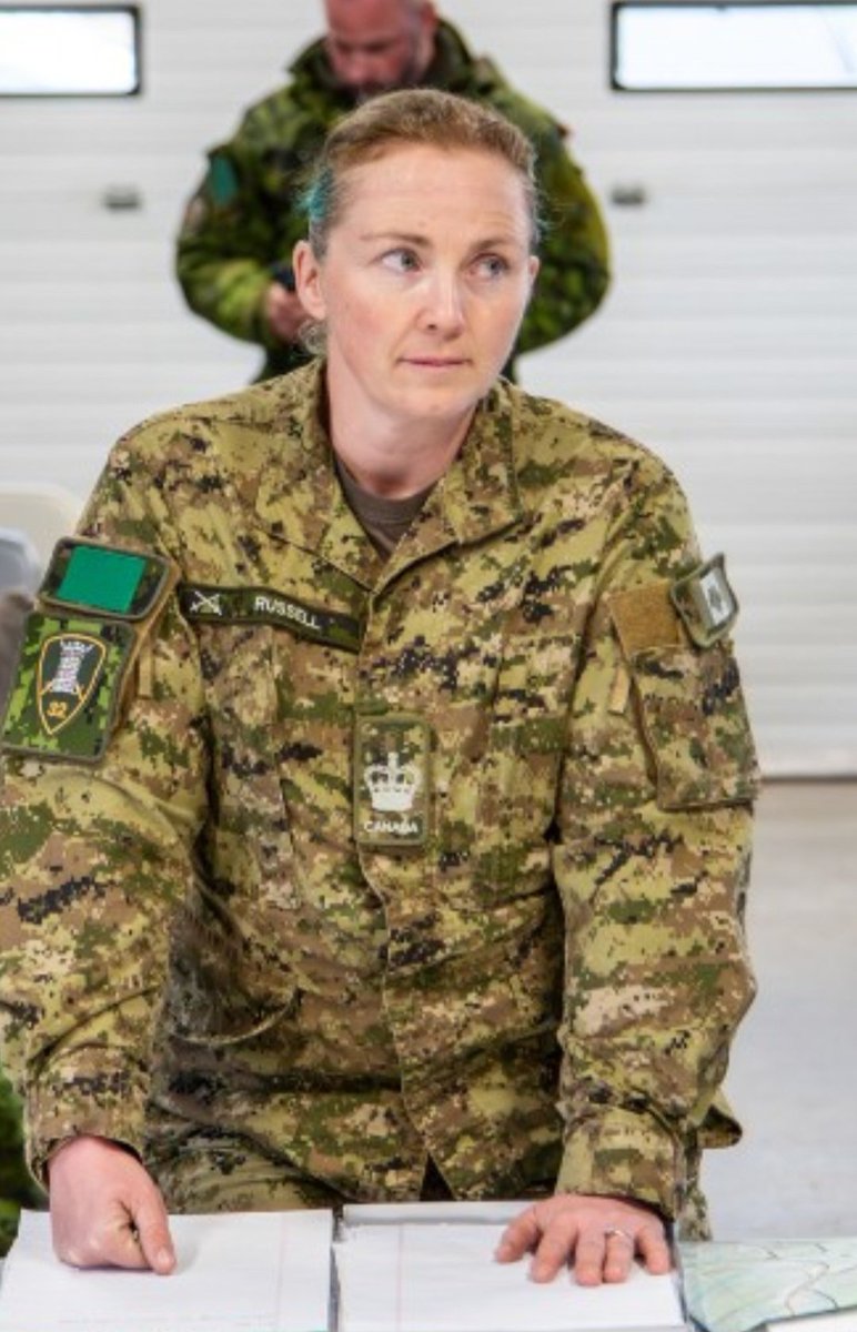 SoCoOnRocks's tweet photo. @Armeecanadienne Wtf is this? A reserve WO who can't even wear their uniform properly? And is clearly in distress... https://t.co/rI5CClsKWm