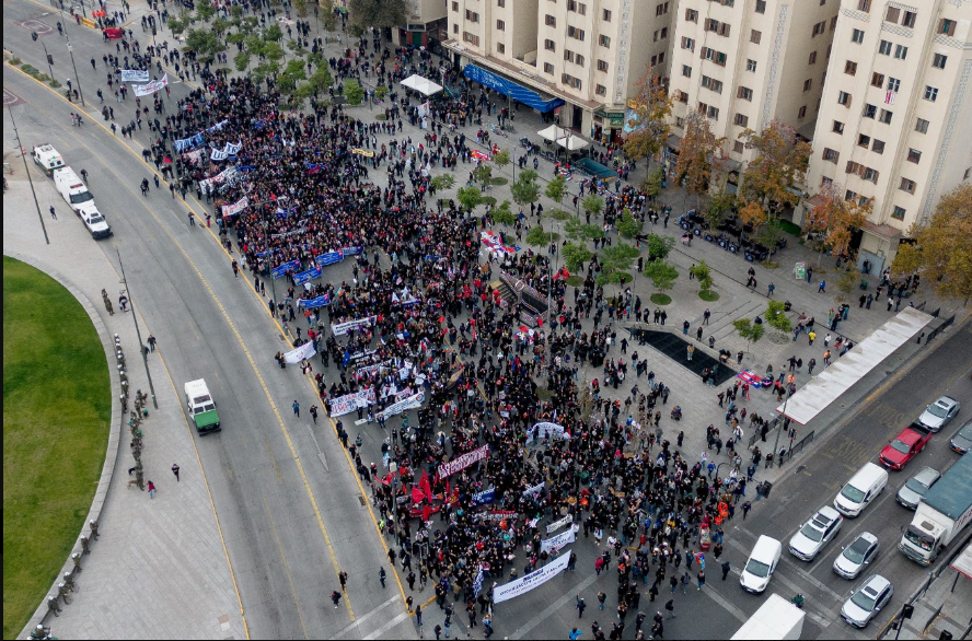 Iherreraa's tweet photo. Unos dijeron 100.000, otros 20.000.  Estos nos son ni 5.000.  Un nuevo fracaso para la izquierda.  Ya nadie les cree, ya nadie los pesca.  Esta fue la marcha de la Confech https://t.co/C8qsukk86L