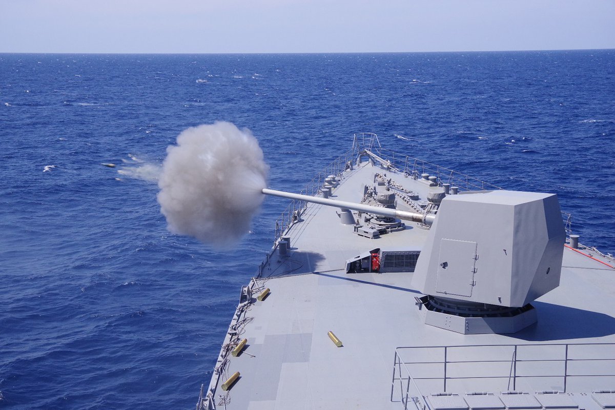 JMSDF_SUF's tweet photo. 第5水上戦隊（きりさめ）、「のしろ」、「てるづき」は、ドローンを想定した射撃訓練を行いました。
空からの攻撃を阻止し、艦艇を守り抜くため、日々研鑽を積んでいます。

#きりさめ #のしろ #てるづき #水上艦隊 https://t.co/dWqaJIEJyi