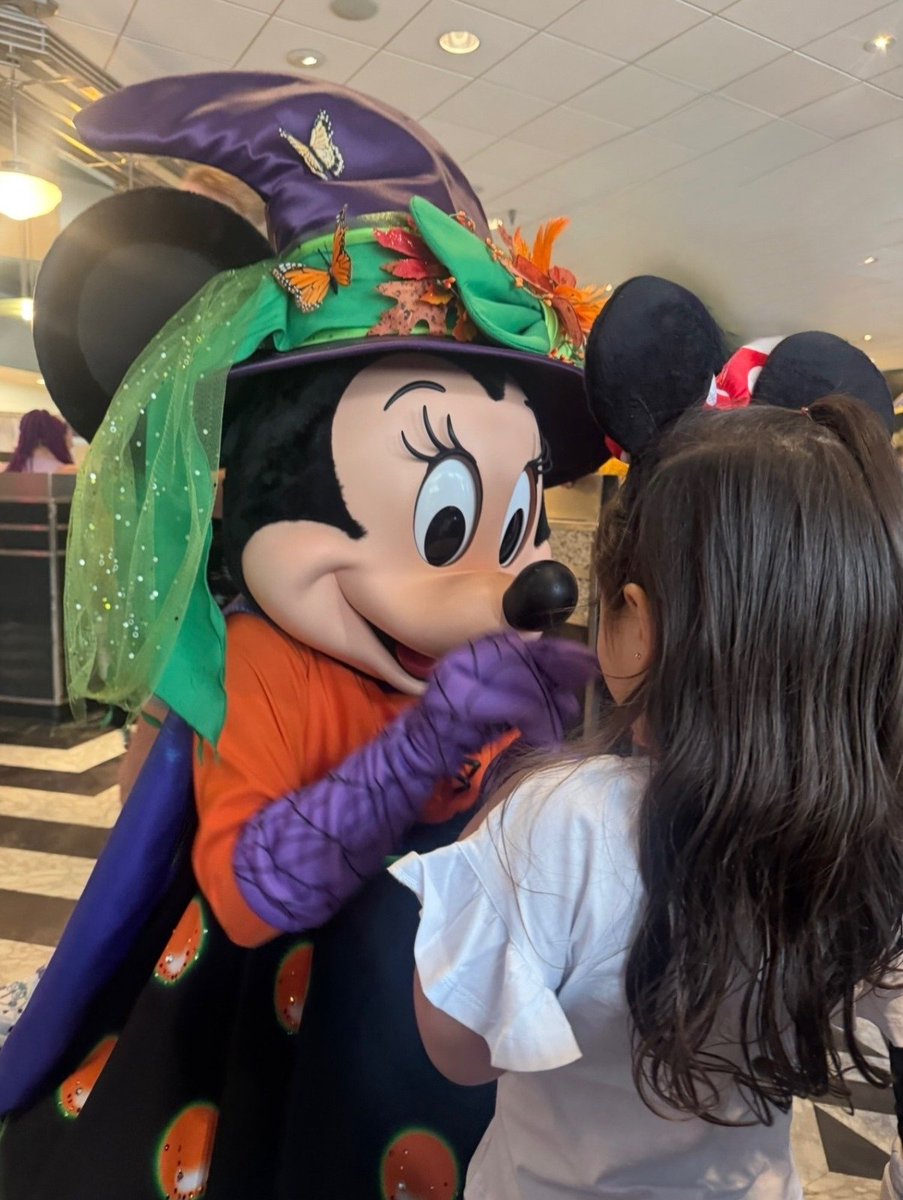 tdrbdmaniaco's tweet photo. Maite Perroni compartilha reflexão sobre sua maternidade durante viagem à Disney que fez com sua filha, Lía: 

"Já sou essa mãe… A mãe que sente todas as emoções ao máximo, que fica uma hora e meia na fila para tirar uma foto com o personagem favorito, que organiza tudo na noite anterior de cada dia para que o melhor plano aconteça, que no final acabará sendo diferente, que fica toda molhada no meio da chuva só para andar na montanha-russa dos anões da Branca de Neve, enquanto sente umas mãozinhas segurando-a com muita, muita força, como se não houvesse mais onde se segurar.

Aquela que, com um sorriso dela, sente que seu mundo se ilumina e que tudo vale a pena. A que faz tudo aquilo que um dia chegou a pensar que não era para tanto. A que guarda vídeos para fazer penteados de princesas… A mãe que erra e não tem todas as respostas, que está aprendendo enquanto seu coração se expande, que espera poder fazer o melhor possível enquanto este mundo em que vivemos gira e quer poder acompanhá-la da melhor maneira.

Aquela que não faz a menor ideia de como se faz, mas que, enquanto pesquisa, quer presenteá-la com um mundo cheio de amor que a faça se lembrar, com um sorriso, daquilo que permanecerá em sua memória…"