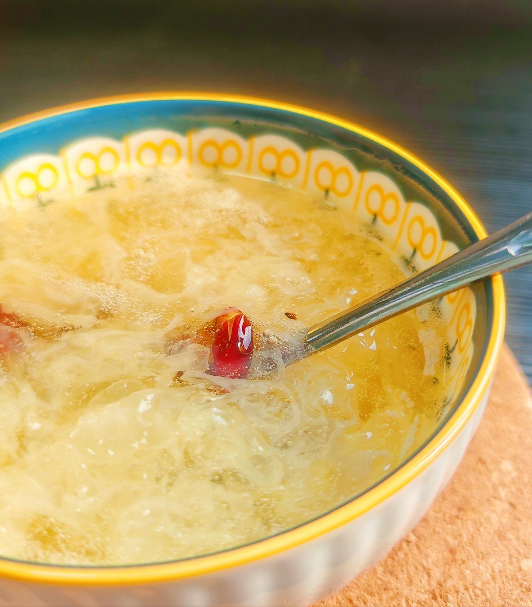 KDjQNRi3Q4mmhV9's tweet photo. Wiping the sweat, I stir the Siyu sugar soup with care—simple joy in a warm bowl. https://t.co/kQrTGWT05q