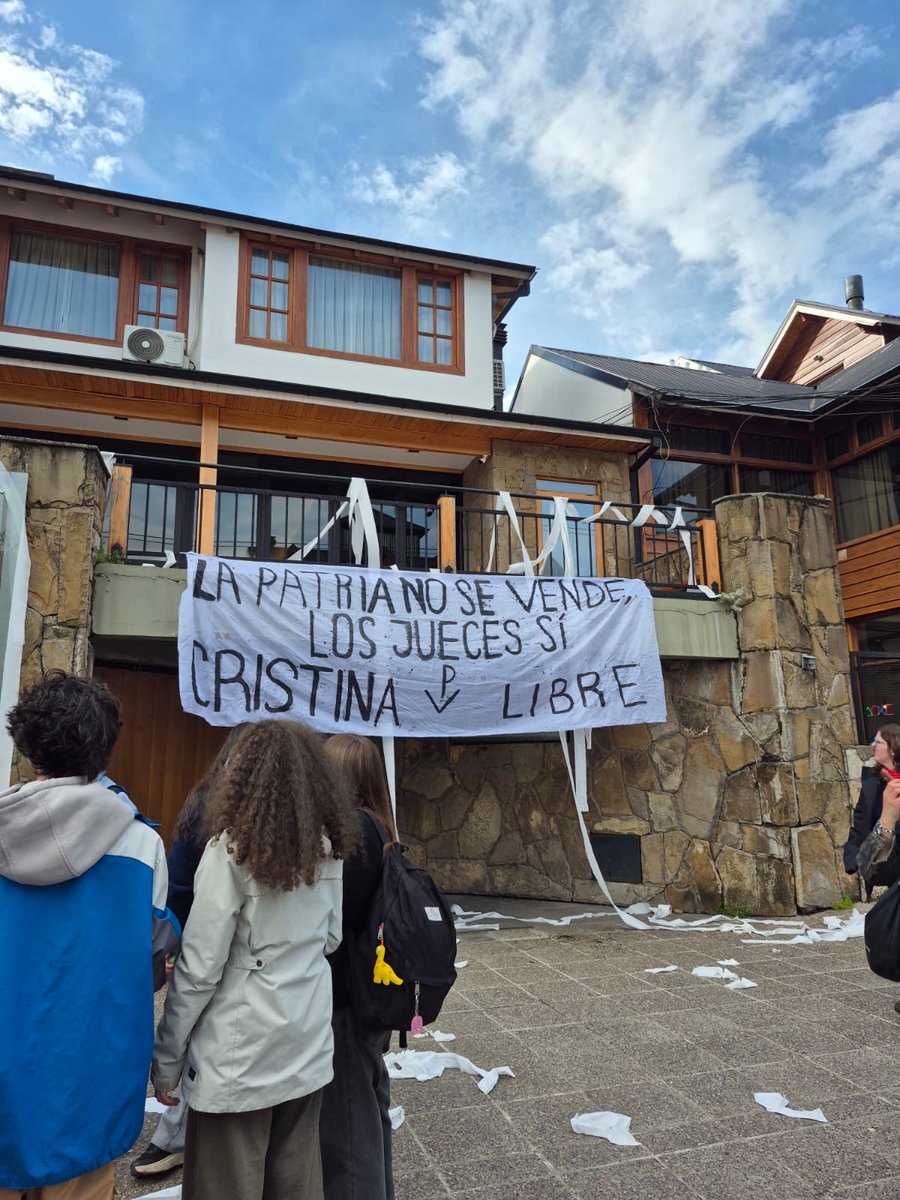 saritaa_______'s tweet photo. así apareció hoy el hotel de San Martín de los Andes donde se están quedando Rosenkrantz y Lorenzetti 👇🏼

con ser los tipos más mafiosos del país no les alcanza. El pueblo no va a regalar nunca la democracia que tanto nos costó conseguir https://t.co/rRdVjhvFoa
