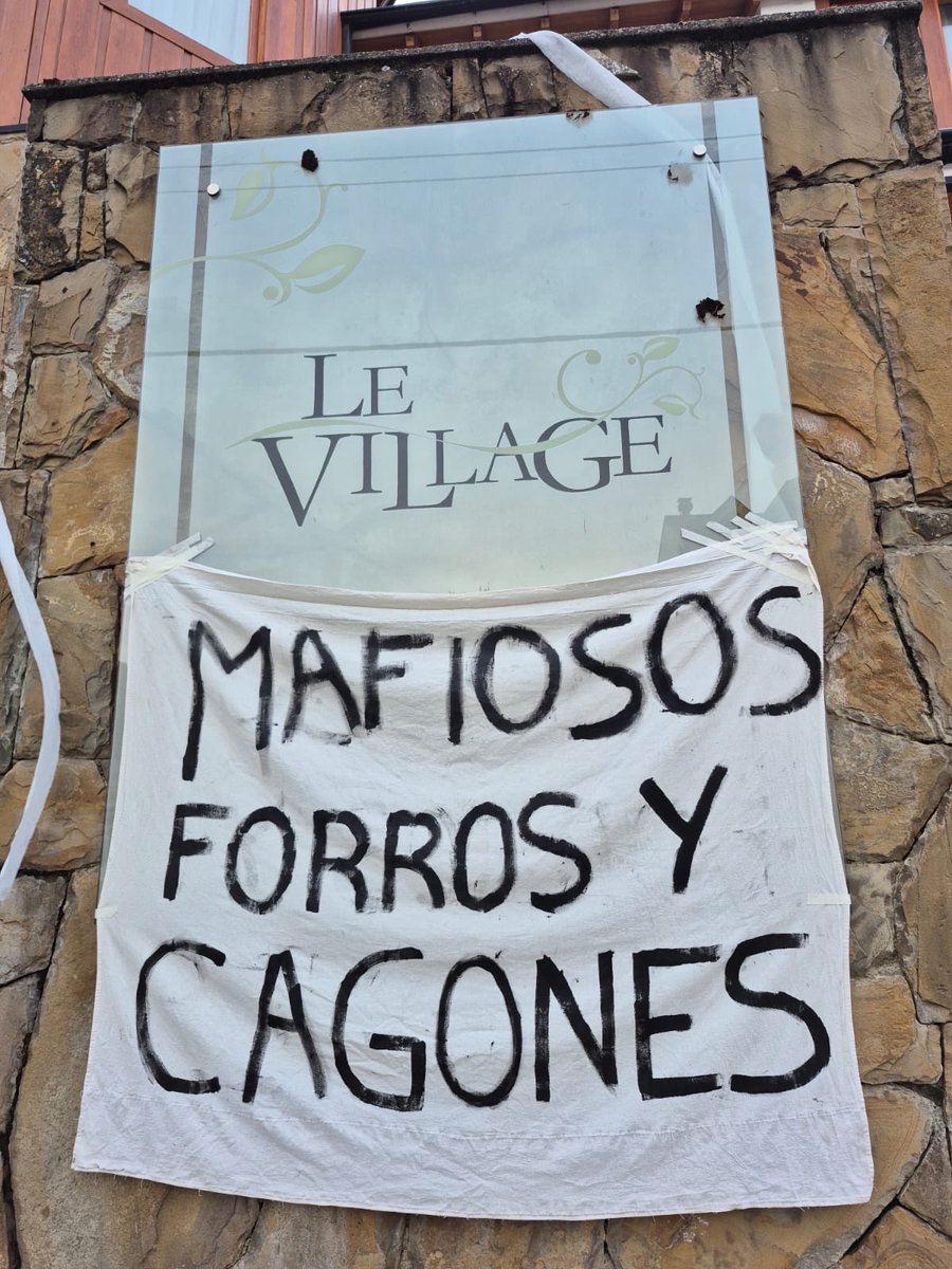 saritaa_______'s tweet photo. así apareció hoy el hotel de San Martín de los Andes donde se están quedando Rosenkrantz y Lorenzetti 👇🏼

con ser los tipos más mafiosos del país no les alcanza. El pueblo no va a regalar nunca la democracia que tanto nos costó conseguir https://t.co/rRdVjhvFoa