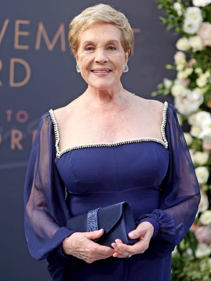 Raulgutierrez's tweet photo. 🎂✨ ¡La gran Julie Andrews hoy celebra sus 91 años! 🎉🥳

La emblemática actriz británica está de manteles largos celebrando su cumpleaños. 👑🎬

La recordamos por personajes inolvidables en clásicos como La Novicia Rebelde, Mary Poppins y El Diario de la Princesa. 💖🎶👸

¡Feliz cumpleaños a una verdadera leyenda del cine! 🌟🎂