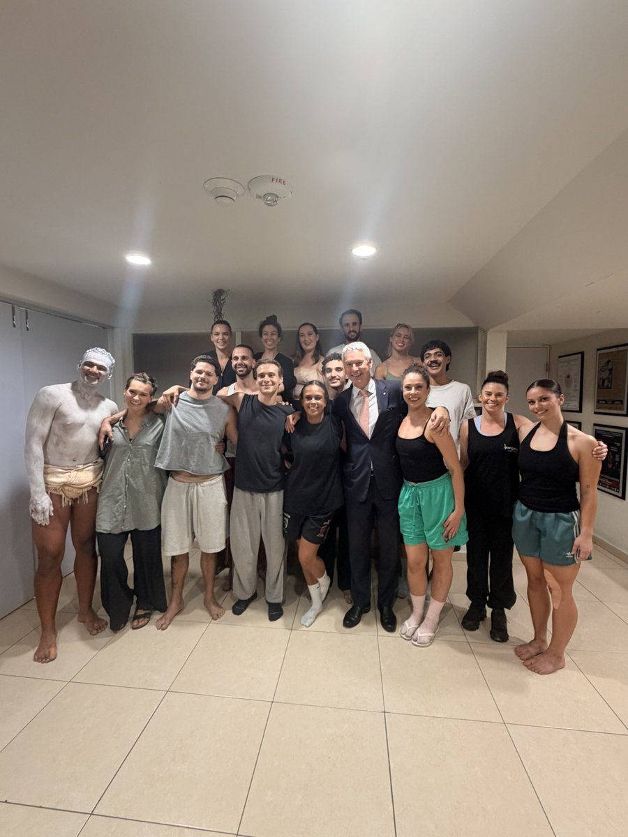 AusEmbMex's tweet photo. Un gusto acompañar a Bangarra en su primera presentación en México con FuturesPast, como parte del @cervantino. 🇦🇺🇲🇽

Una noche que nos recordó cómo la danza conecta culturas y nos acercó a más de 65,000 años de historia de los pueblos originarios australianos. https://t.co/WUUTzetovg