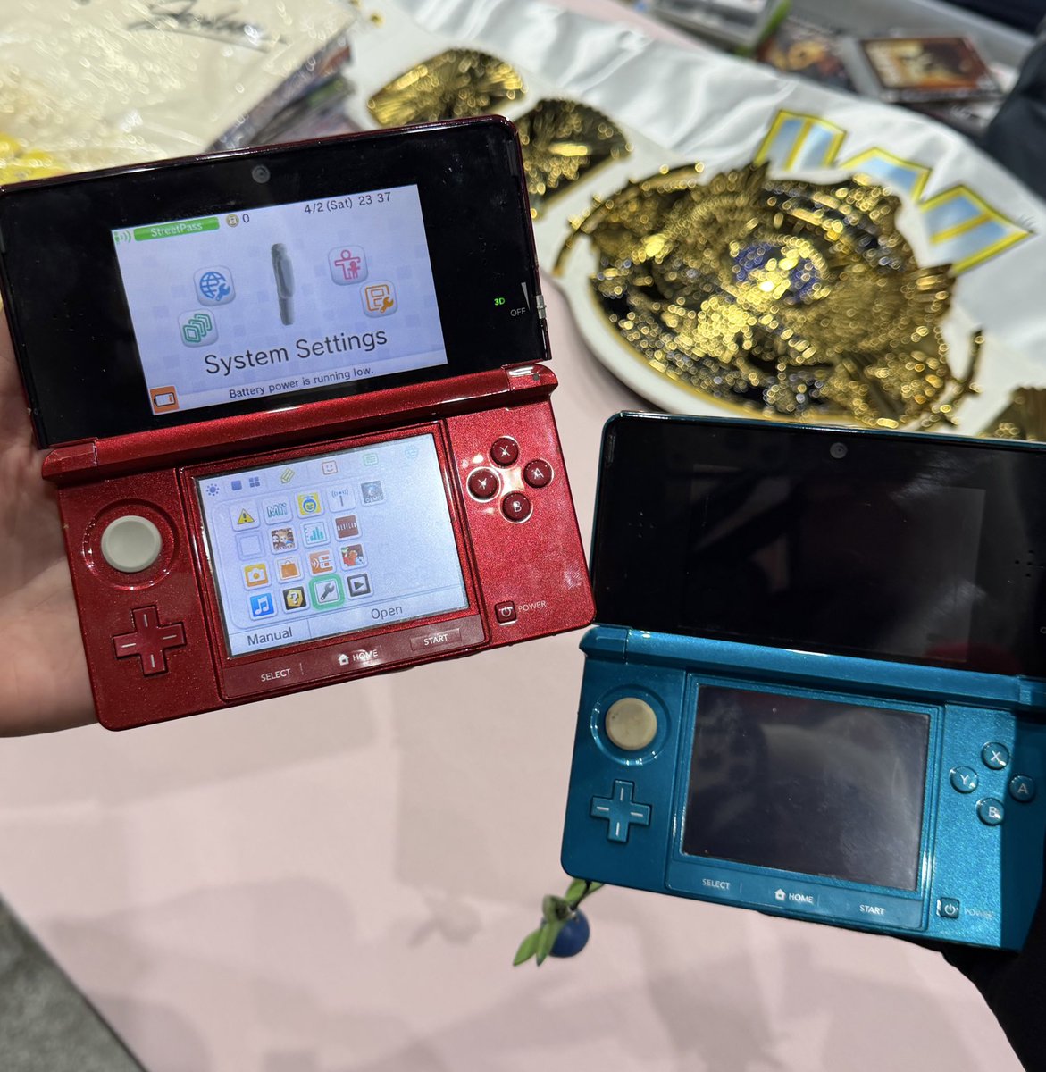 gongagalicious's tweet photo. I have successfully convinced 2 people in the span of 2 weeks to get a 3ds https://t.co/W74d1mAf0i