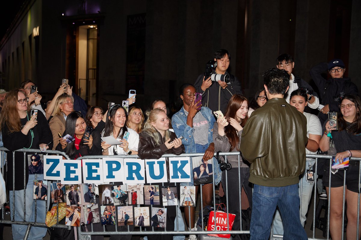 DomundiTV's tweet photo. GRATEFUL FOR THE WARM WELCOME 🤍

Our sincere thanks to BONBOM x ASPARAGUS for the kind invitation and warm hospitality. We would also like to thank all the fans who welcomed Zee Pruk @zee_pruk with love and support, making his time in Paris even more special. ✉️🖋️

ZEEPRUK PFW 2027
#ConceptKoreaXZeePruk
#BONBOM #ASPARAGUS
#KOCCA #ConceptKorea
#ZeePruk