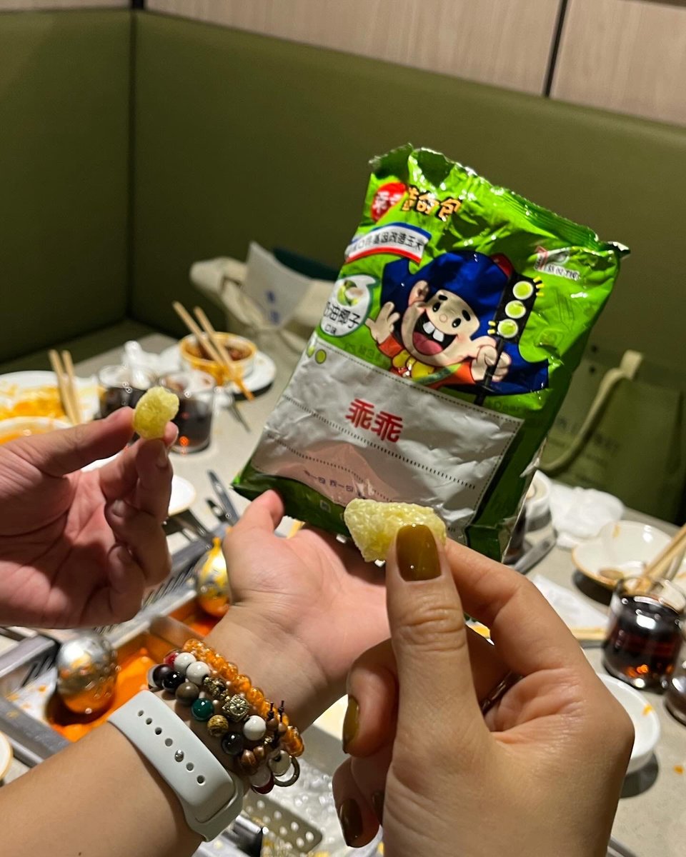 irbana1's tweet photo. The cute guy twisted his neck, found a bag of glutinous rice cakes on the table, and dispatched a delicious one immediately.， https://t.co/wVmKvmAB6b