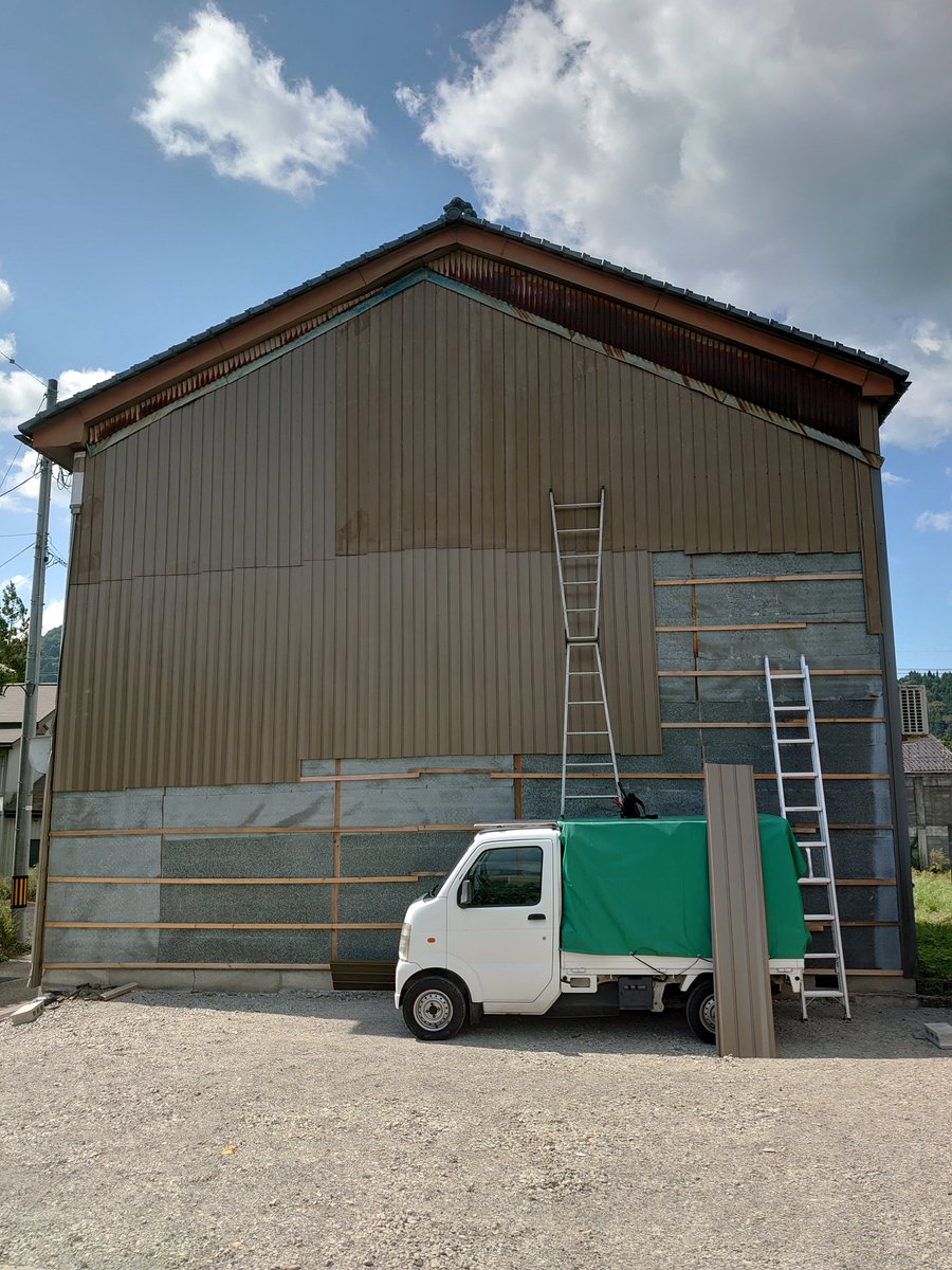 xr_5c's tweet photo. 勘違いでかなり迷惑をかけてしまった。日数が無い中、とある居宅物件の床板のヘタリ直し、フロアマット貼り、床板のニス塗り、ガルバニウム外壁はり、全体の掃除、残留物の運搬、その他様々な修理、10/1の引渡しをギリギリで間にあったが、別件で勘違いで連絡を怠りかなり迷惑をかけてしまった https://t.co/DjVIWCLClP