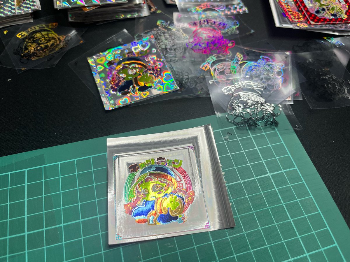 mu_ra_sa_me_'s tweet photo. キョンキョン箔押し8/9箔まで終わり！ラストの線画はズレが目立ちにくいように、透明シートに箔押ししたものを貼り合わせていく。 https://t.co/wzX50CMxbE