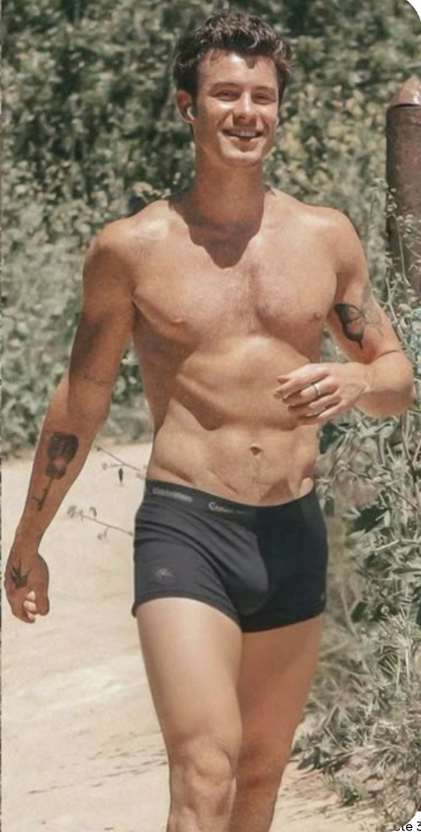 Michael10378373's tweet photo. That bulge needs showing off in some tight whites 🙏🙏🥵🥵 https://t.co/hukonRLxKH