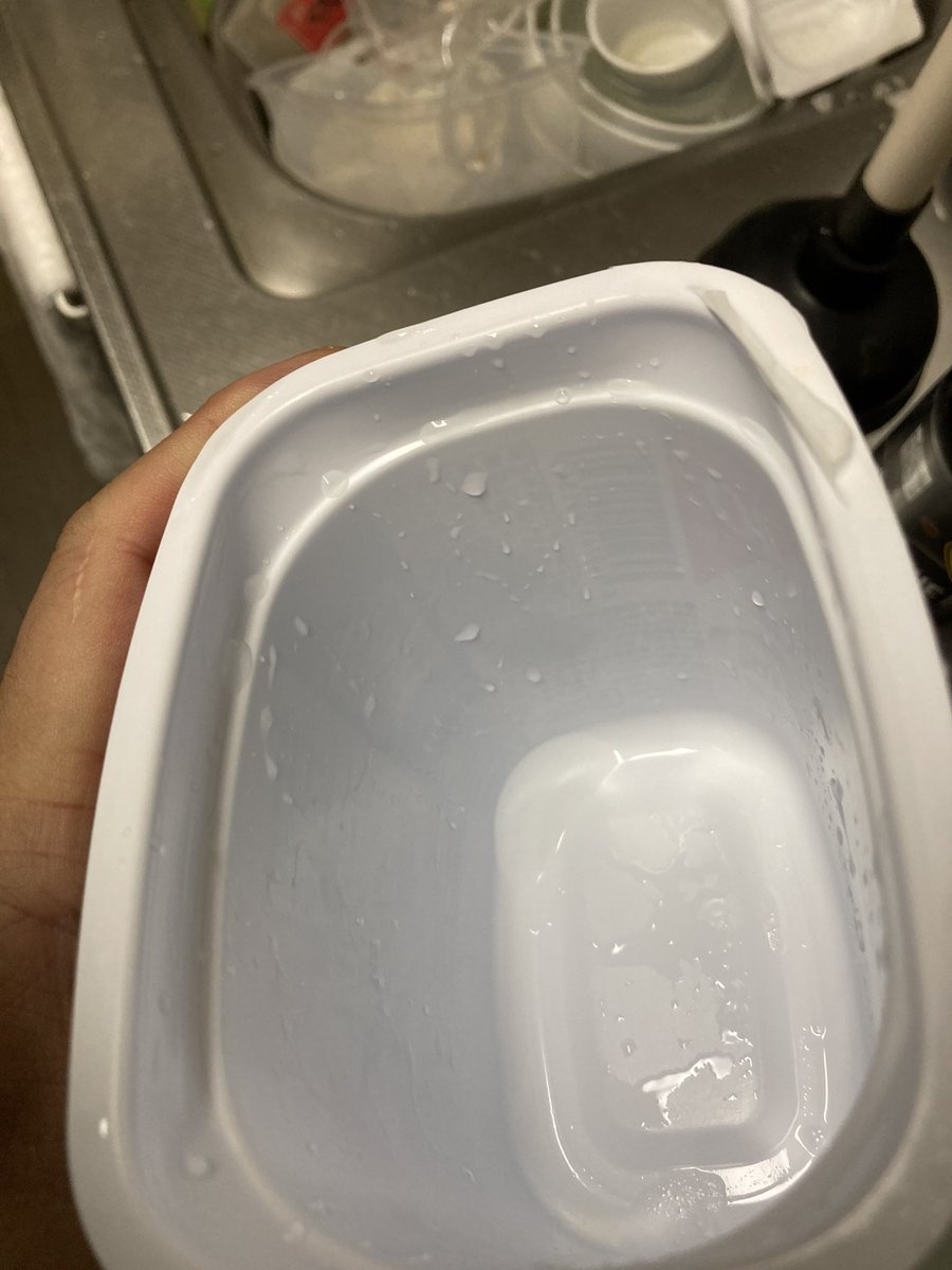 takizawa0914's tweet photo. 【今日のごみトリビア】
ヨーグルトの容器は紙マークが付いていても、古紙回収では回収できないんですよ。理由は防水加工してあるので、水に溶けないものはリサイクルされないですが、例えば同じヨーグルト容器でもプラマークの付いているものは、洗えばプラ資源に出せます！ https://t.co/joRxQIrUrm