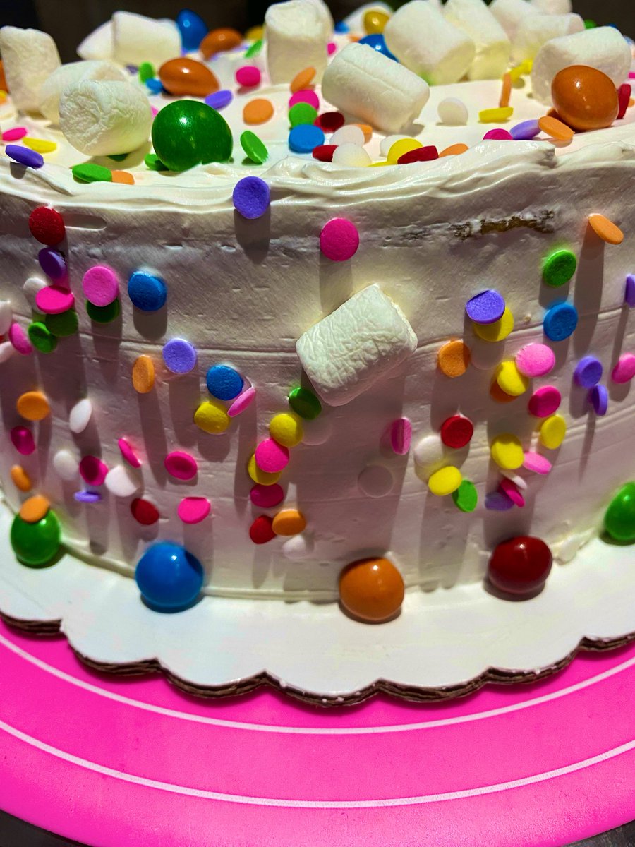 lasiguacafe's tweet photo. Nuestro pastel fiesta de colores está hecho para esos momentos en los que la mesa tiene que sentirse como una celebración desde el primer vistazo.

🍥 Nubes de marshmallow
🍬 Confites de todos los colores
🎉 Una decoración divertida 
🤍 Cobertura cremosa y suave

Solo por encargo https://t.co/4jikHFSOjs