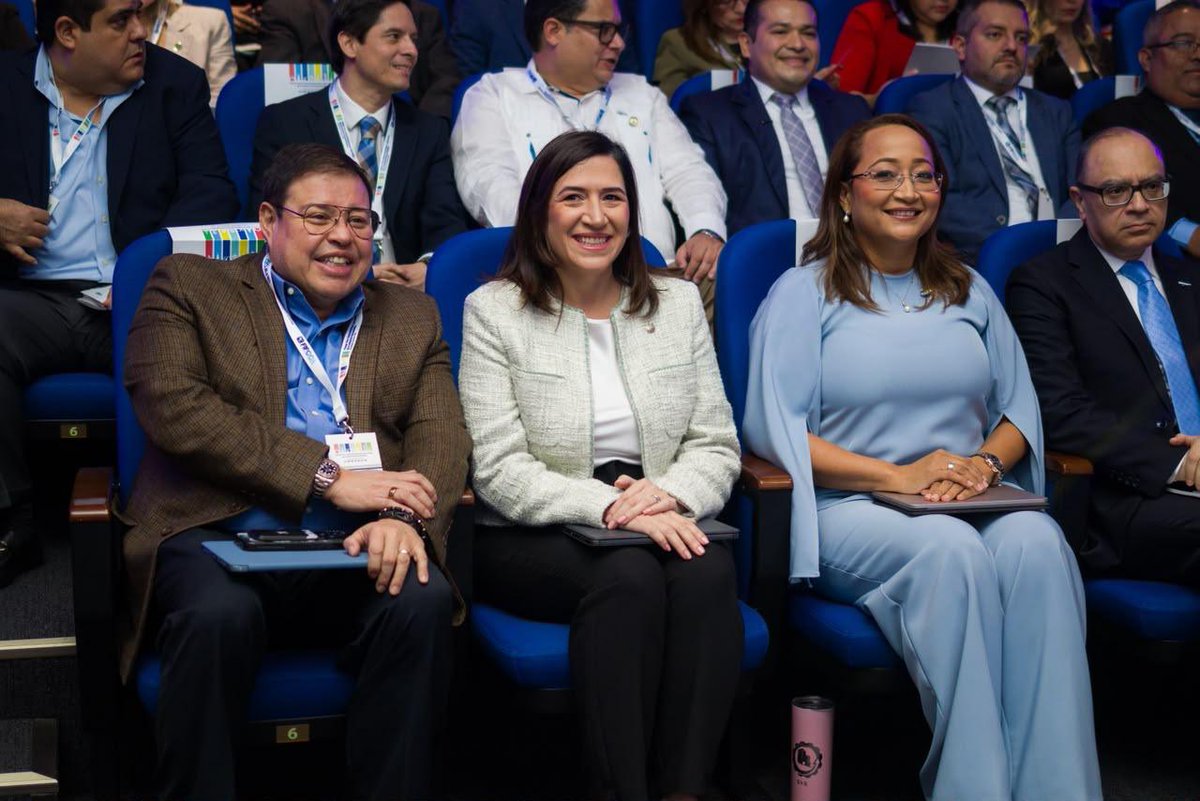 MariaLuisaHayem's tweet photo. Un medicamento hecho en Centroamérica debería llegar a cualquier país de la región con rapidez, seguridad y predictibilidad. 🇸🇻

Esto es lo que nos reunió en el Primer Foro Centroamericano y del Caribe de la Industria Farmacéutica: construir una región más integrada, donde cada día se abran más oportunidades para nuestra industria y mayor acceso para nuestra gente.

Cuando el comercio fluye, la salud llega antes.

Felicidades a INQUIFAR por sus 55 años y gracias a FIFCCA por reunirnos por primera vez.