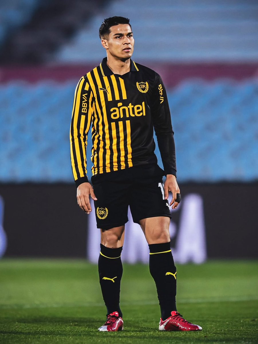BagrescoreBr's tweet photo. Simplesmente absurdo o novo uniforme comemorativo do Peñarol https://t.co/yZ77XoZuzA