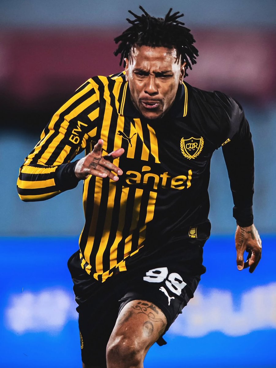 BagrescoreBr's tweet photo. Simplesmente absurdo o novo uniforme comemorativo do Peñarol https://t.co/yZ77XoZuzA