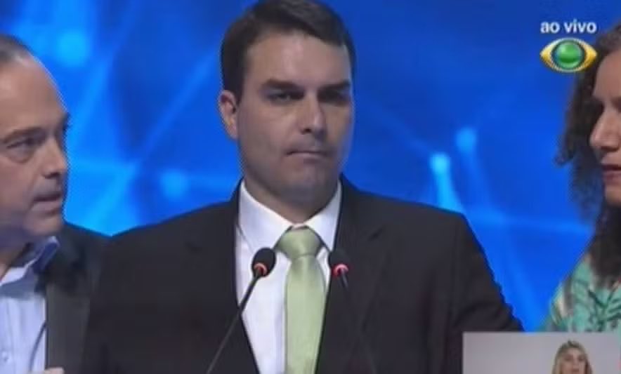 Point__Pop's tweet photo. 🚨Ao saber que Renan Santos estará no debate na Globo, Flávio Bolsonaro DESISTIU de participar. https://t.co/QYw27x04hh