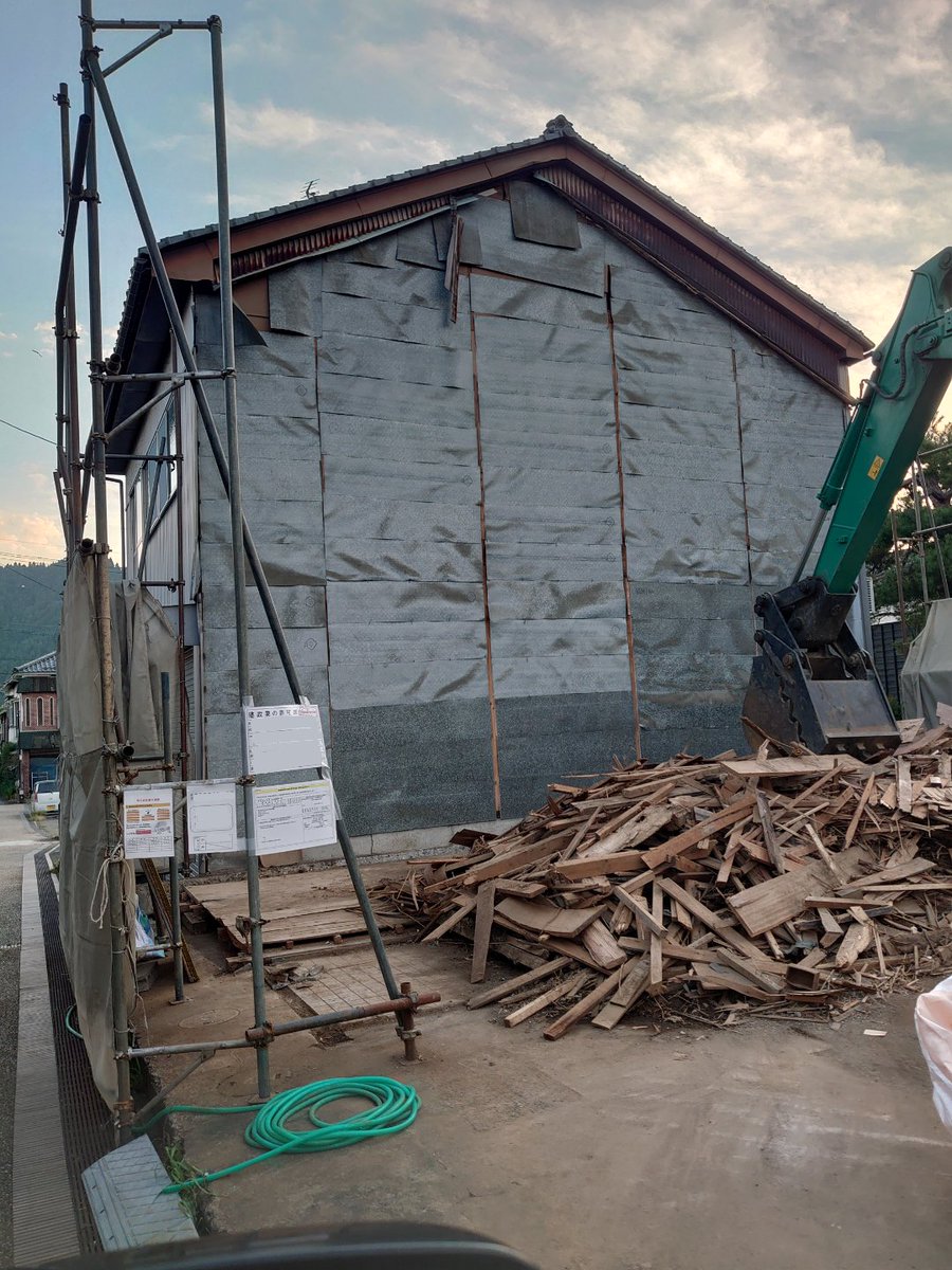 xr_5c's tweet photo. 勘違いでかなり迷惑をかけてしまった。日数が無い中、とある居宅物件の床板のヘタリ直し、フロアマット貼り、床板のニス塗り、ガルバニウム外壁はり、全体の掃除、残留物の運搬、その他様々な修理、10/1の引渡しをギリギリで間にあったが、別件で勘違いで連絡を怠りかなり迷惑をかけてしまった https://t.co/DjVIWCLClP