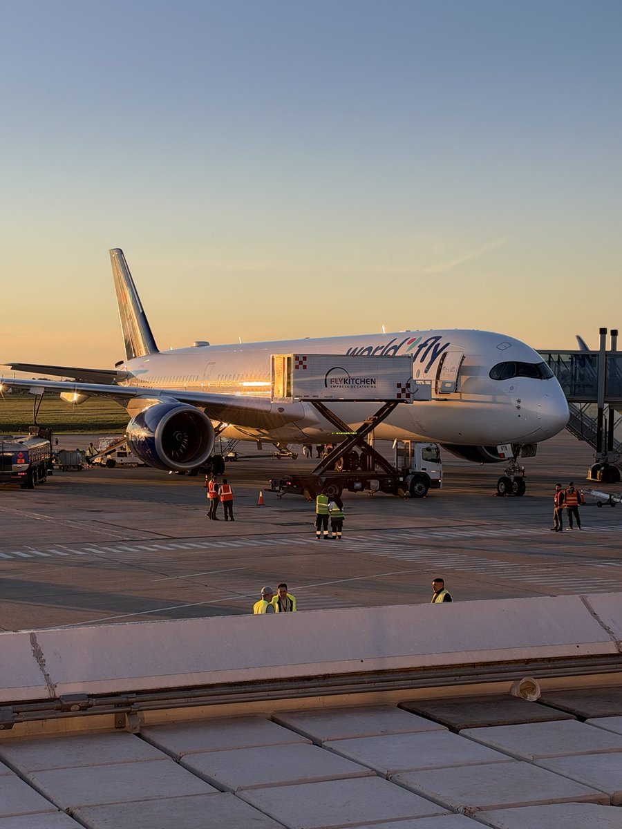 SirChandlerBlog's tweet photo. Qué locura es Rosario. 
Mañana 17:00 el video del primer vuelo que llegó con 270 pasajeros y se va en breve con 432 😱 https://t.co/ayttKNhLz7
