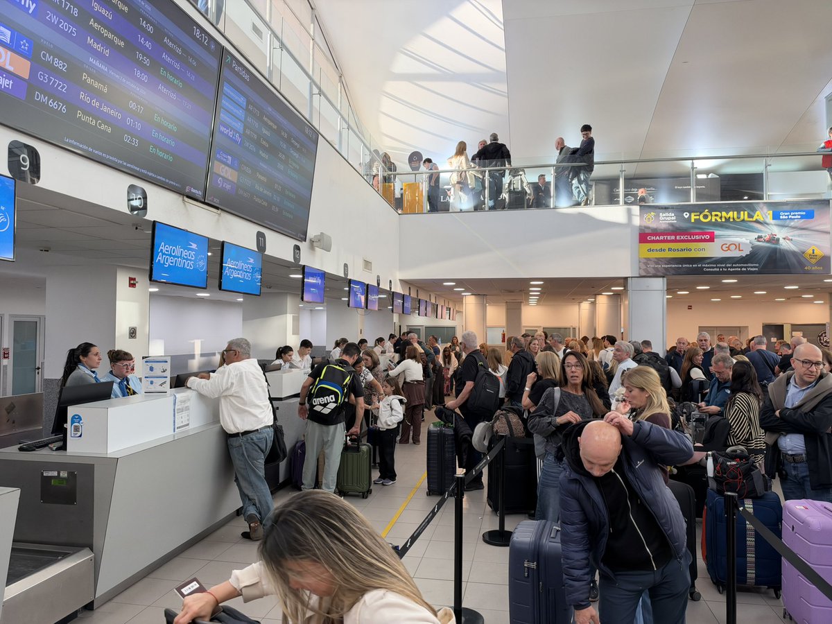 SirChandlerBlog's tweet photo. Qué locura es Rosario. 
Mañana 17:00 el video del primer vuelo que llegó con 270 pasajeros y se va en breve con 432 😱 https://t.co/ayttKNhLz7