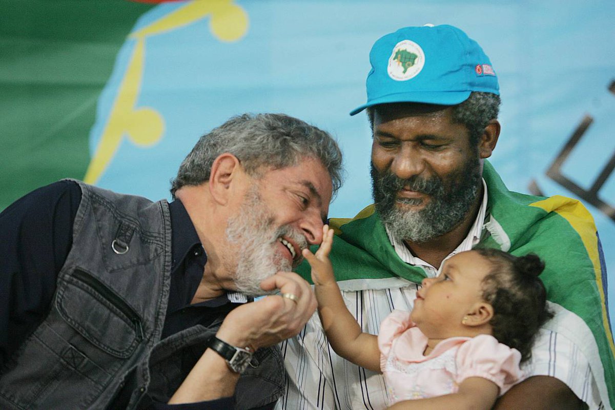 historia_pensar's tweet photo. O presidente Luiz Inácio Lula da Silva brinca com a filha de um catador de materiais recicláveis, durante o encontro natalino com catadores e população em situação de rua. Na ocasião, o mandatário anunciou a entrega de 20 conjuntos habitacionais para a população sem-teto. São Paulo, 23 de dezembro de 2006.

Desde seu primeiro ano de mandato até os dias de hoje, Lula mantém a tradição de se encontrar com os catadores e desabrigados na antevéspera de Natal. Em 2006, Lula se tornou o primeiro presidente a receber os catadores de materiais recicláveis e pessoas em situação de rua em uma solenidade no Palácio do Planalto. Durante a cerimônia, o presidente assinou decreto determinando que os resíduos recicláveis produzidos por órgãos federais sejam transferidos para as associações e cooperativas de catadores e anunciou o financiamento de projetos da categoria por meio do Banco Nacional de Desenvolvimento Econômico e Social (BNDES).

As políticas do governo Lula em favor dos catadores e da população em situação de rua são os temas do artigo de hoje para o @operamundi. Confira o texto no link:

https://t.co/Uc6t5i84oj