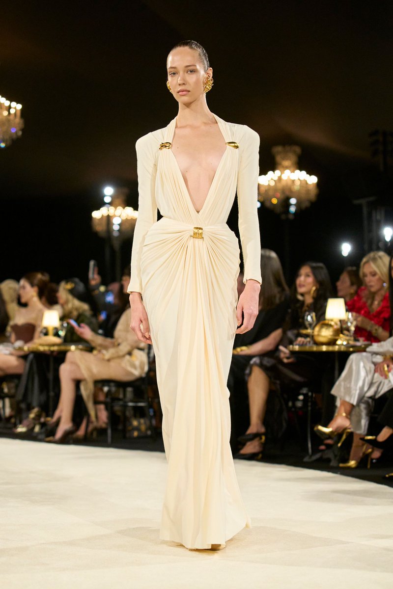 pradapearll's tweet photo. schiaparelli ss27  —  daniel roseberry never fails to amaze me https://t.co/QgHz2rBKQg