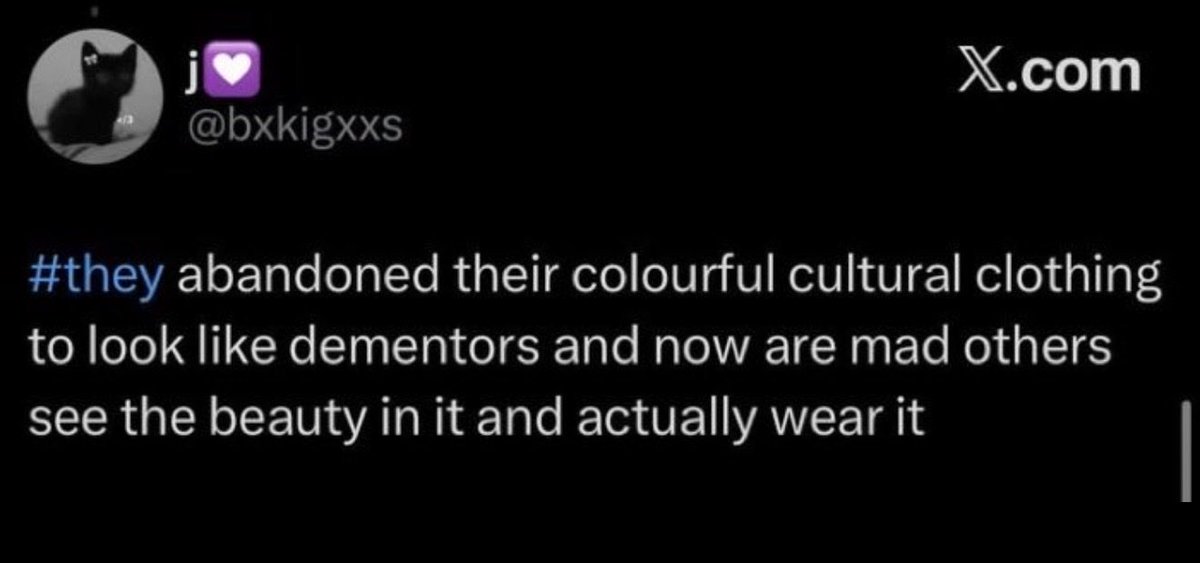 qasilayy's tweet photo. I thought you were okay with others seeing the beauty in our clothing? Mind you this is her saying nonsomalis should participate in our culture because women in Somalia are too oppressed to do so… weird Wallahi https://t.co/q87242epPB