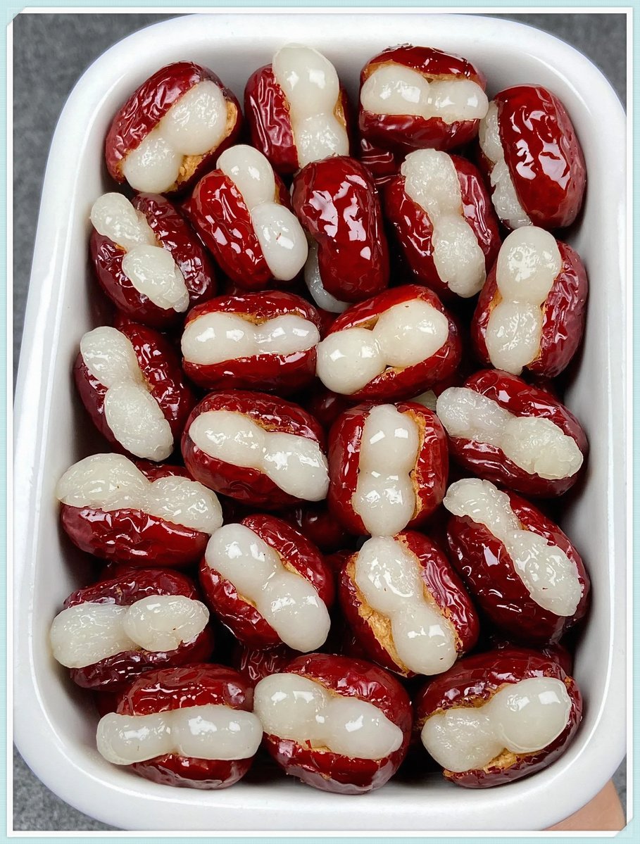 RaishaCantika's tweet photo. When a gentle breeze wraps around, I hold a sweet glutinous rice cake with an embedded red date—life’s small cozy magic! https://t.co/YD1HverqAc