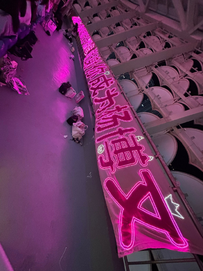 d1797_156's tweet photo. "Lai Nai gained massive pressure last night, fans going wild over the unexpected hype!"， https://t.co/hWq6ld28aI