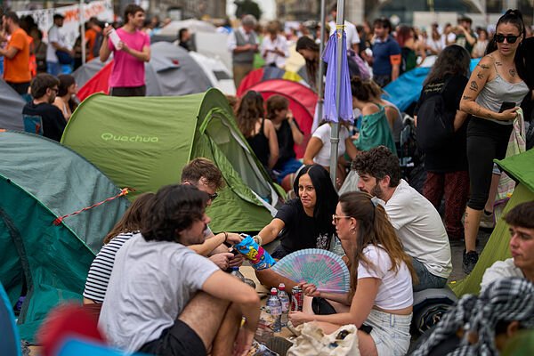 Tribunolibre's tweet photo. Es curioso que un montón de gente de izquierdas esté acampada en Sol y en otras partes de España para protestar por un problema agravado por un gobierno de izquierda con sus medidas de izquierdas, y como solución pidan más gobierno de izquierda y más políticas de izquierda.
🤦 https://t.co/BG9XQk1Kbb