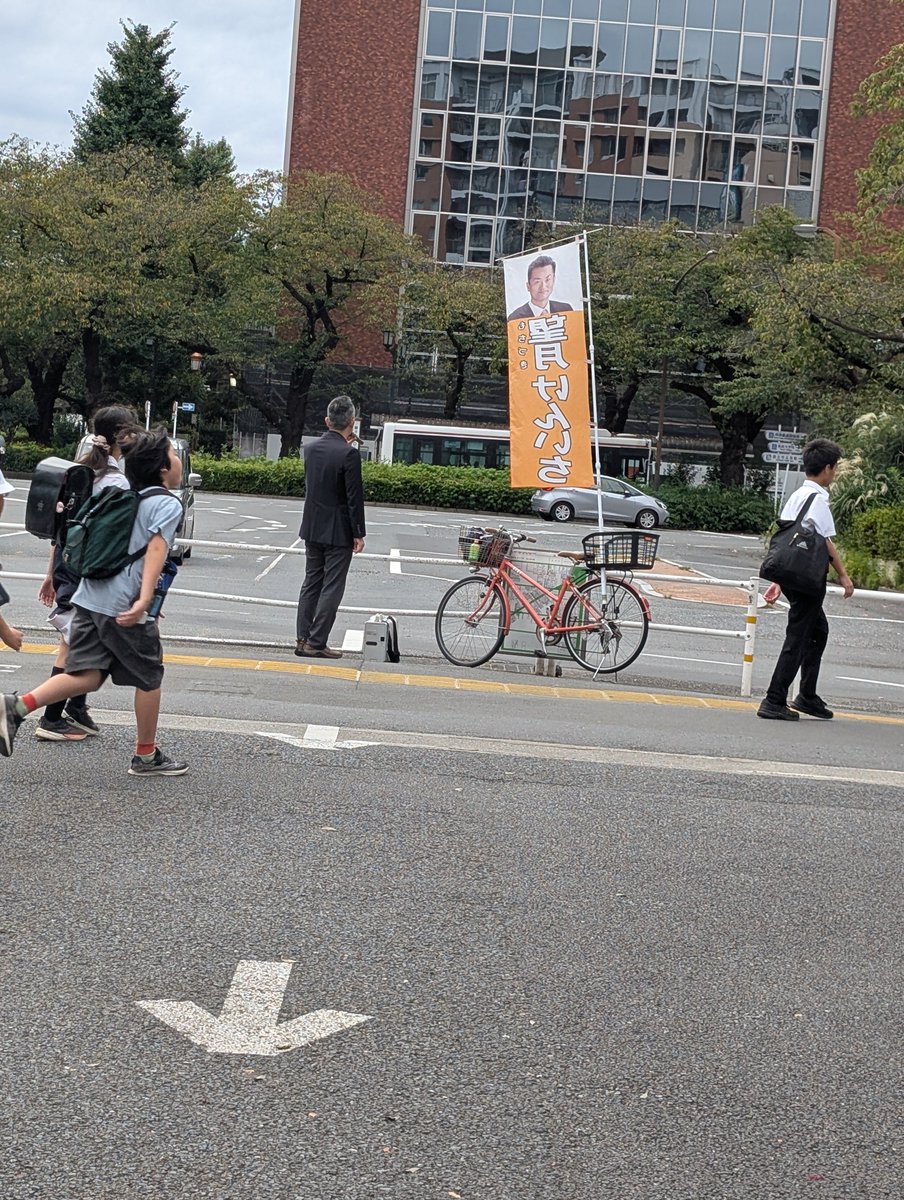 QczWFOxP5C18002's tweet photo. 国立駅前では無所属の望月市議が朝活。改札方面では生活者ネットの岩永都議が朝活中。望月市議は右寄り発言の多い問題のある人物。落としたい所だが地道な活動をして市民の中に浸透している。左派、リベラルは運動量で負けている。

#隠居老人朝散歩
#参政党プロテスト
#参政党ほろびろ https://t.co/fSNM93YAMe