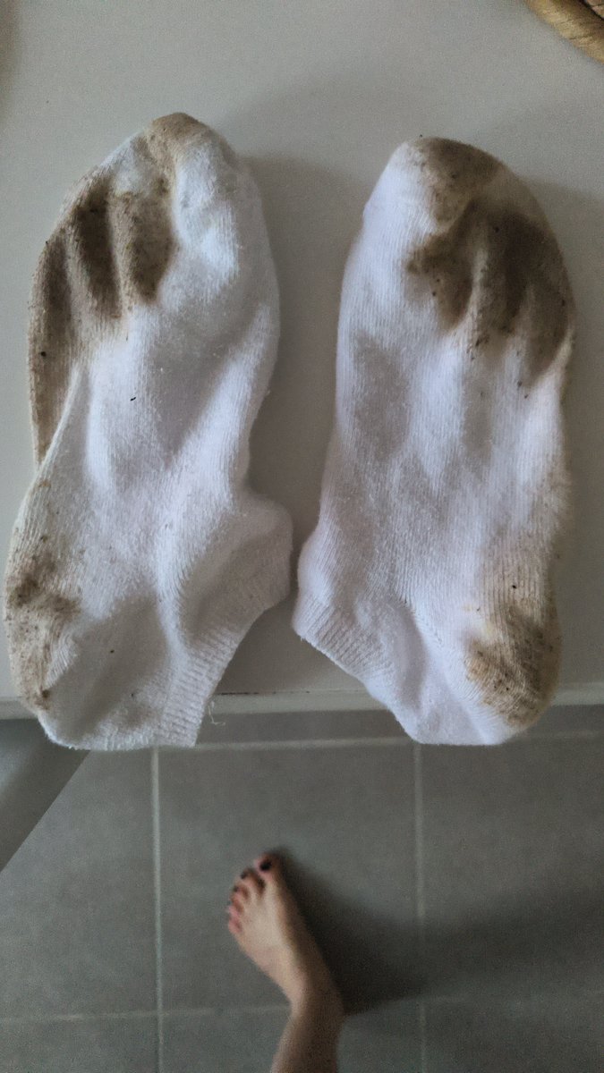 Mjc842's tweet photo. Mes chaussettes sales rien que pour toi . 
#socks #dirtysocks #chaussettes #feetcontents #feet #foryou #daddy #findom https://t.co/iHwSg2jwwo