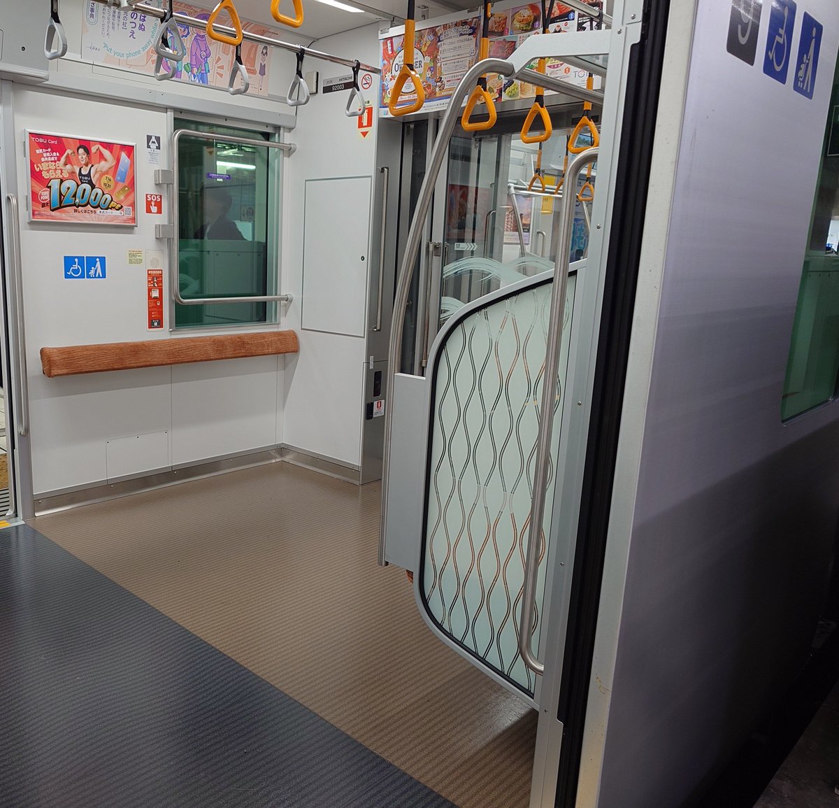 natchan_72's tweet photo. 東武東上線の新型車両、池袋に着いた時にちょっと写真撮ってみました。何人か同じように撮っていらっしゃいました。 https://t.co/20lut46q2m