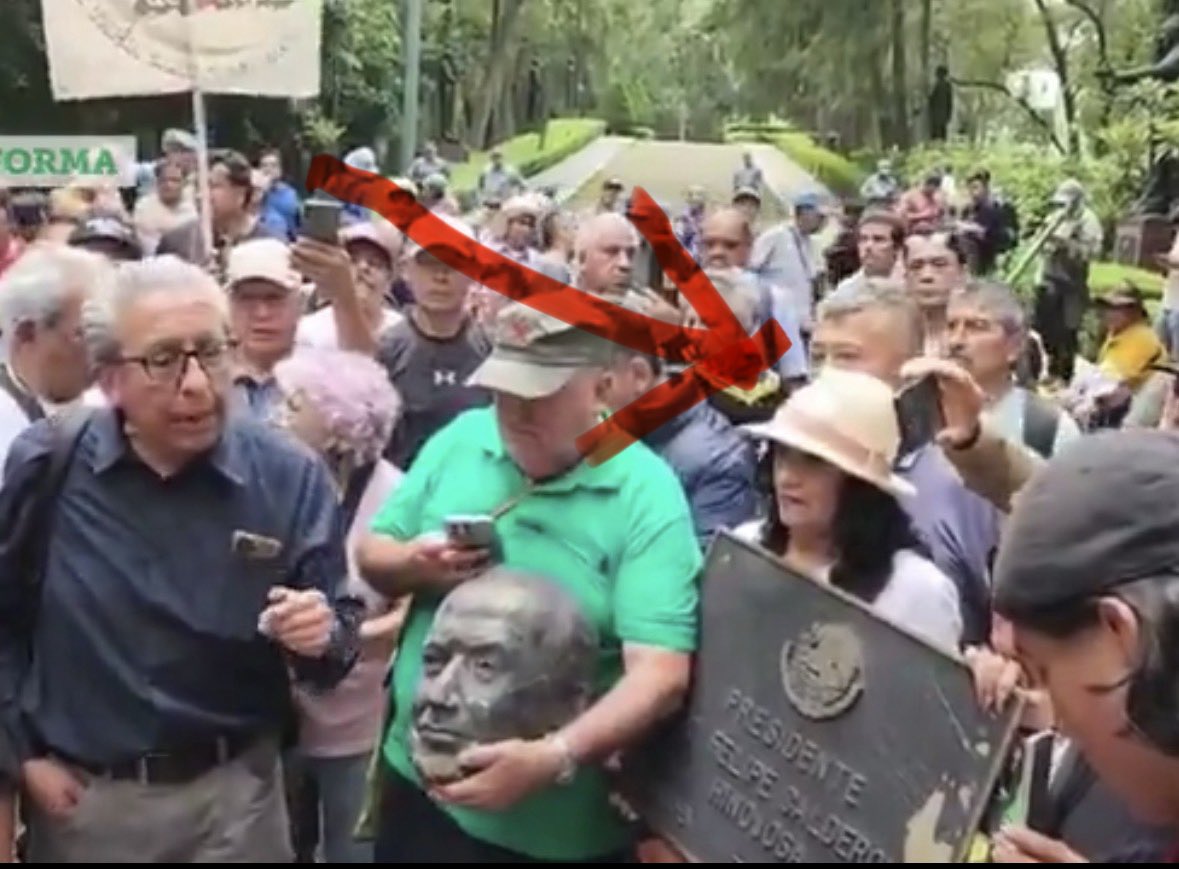 pluscontrol's tweet photo. Que anda haciendo la diputada Lola en la revuelta de ayer en los pinos. Va a salir con que no es ella! Seguro! Los de morena son unos revoltosos descarados y cínicos. Eso lo montaron en morena sin duda! https://t.co/VouZZEMOmO