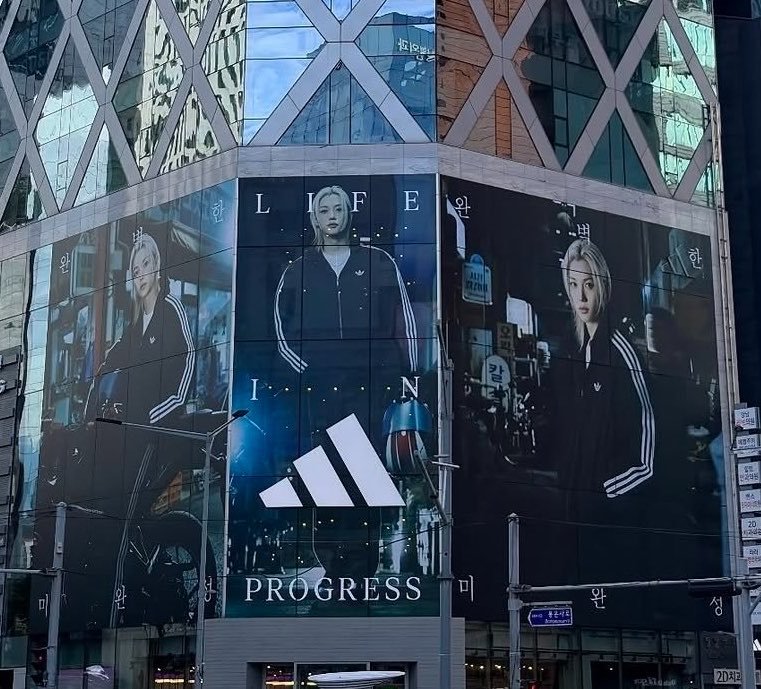 StrayKidsBrasil's tweet photo. 「 #RANDOM • 01.10.26 」   
O anúncio da campanha "Life in Progress" da ADIDAS com o Felix foi visto no grande outdoor em Gangnam. 🤍🫶

FELIX ADIDAS LIFE IN PROGRESS
#FELIXxADIDAS https://t.co/aBgyjC6xhv