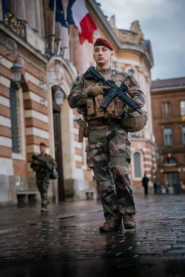 NapoLeon1226391's tweet photo. Il est factuel que le gouvernement et Macron ne tiennent plus le pays.
Ils ne le peuvent ou ne le veulent.
Je suis favorable à une reprise en main par l'armée, le temps nécessaire à rétablir l'ordre et la sécurité des citoyens.
Pour ? https://t.co/Wrziz2AWMF