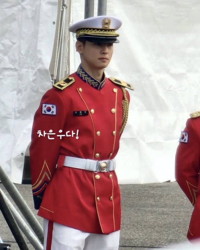 chaeunwoodaily's tweet photo. Sergeant Lee Dongmin (Cha Eunwoo), at the Gyeryong Ground Forces Festival yesterday..

Still effortlessly handsome, even in uniform..🫡

military days left: 117
261002 @CHAEUNWOO_offcl 
#ChaEunWoo | #차은우 | #チャウヌ | #车银优 | #ชาอึนอู | #아스트로 | #ASTRO https://t.co/t8Emlu85ed