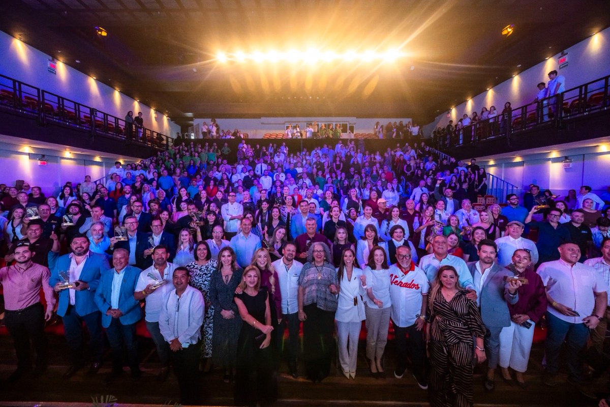 sinaloagobmx's tweet photo. La gobernadora @GracielaDguezN asistió a la entrega del Premio Orgullo Sinaloense 2026, un reconocimiento al talento, dedicación y compromiso de quienes contribuyen al fortalecimiento del turismo en Sinaloa.

En el marco del Día Mundial del Turismo, se destacó a quienes ponen en alto el nombre del estado y su riqueza cultural, gastronómica y turística. ¡Enhorabuena a todas y todos!

AmorAlPueblo